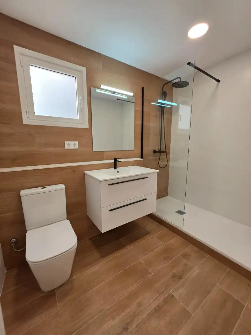 Badezimmer von Wohnung zum Verkauf in Tarragona mit Klimaanlage, Heizung und Parkett