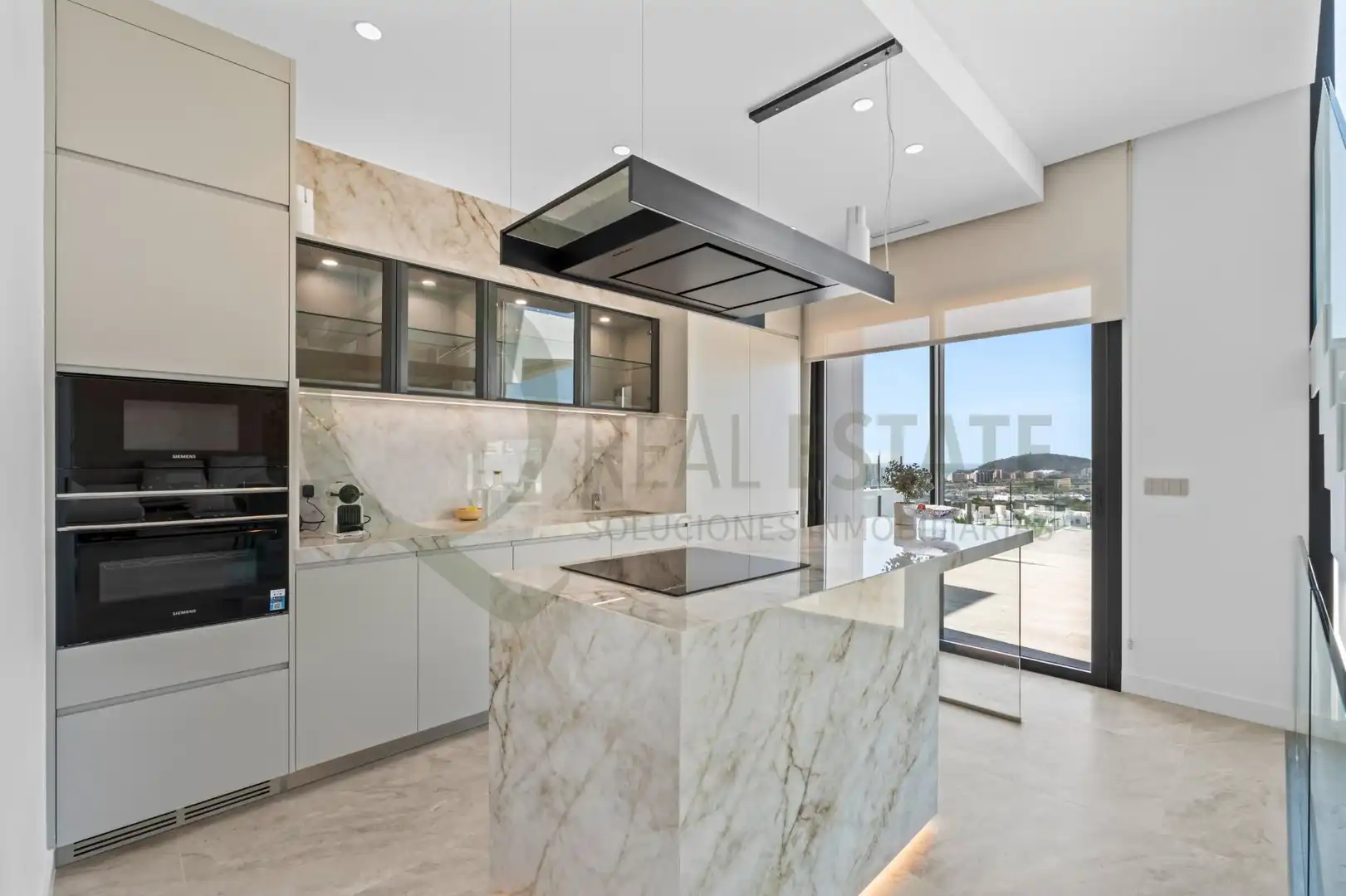 Cocina de Casa o chalet en venta en Benidorm con Aire acondicionado, Calefacción y Jardín privado