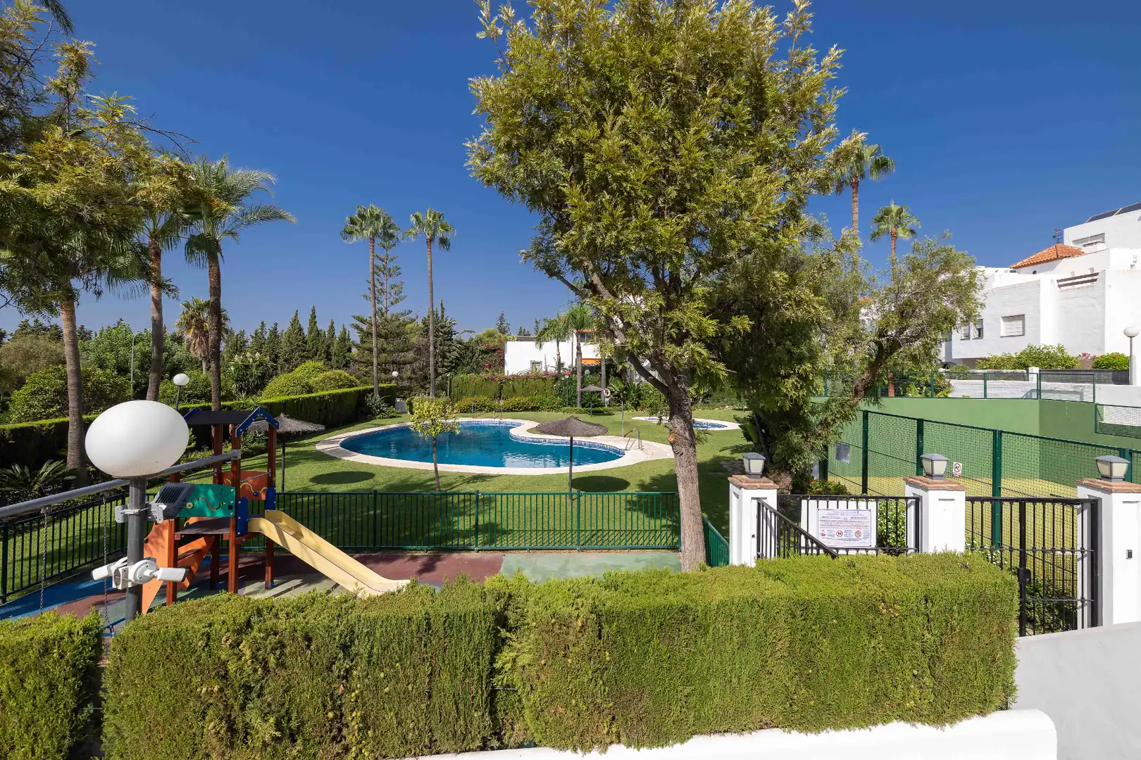 Jardí de Casa adosada en venda en Marbella amb Aire condicionat, Calefacció i Terrassa