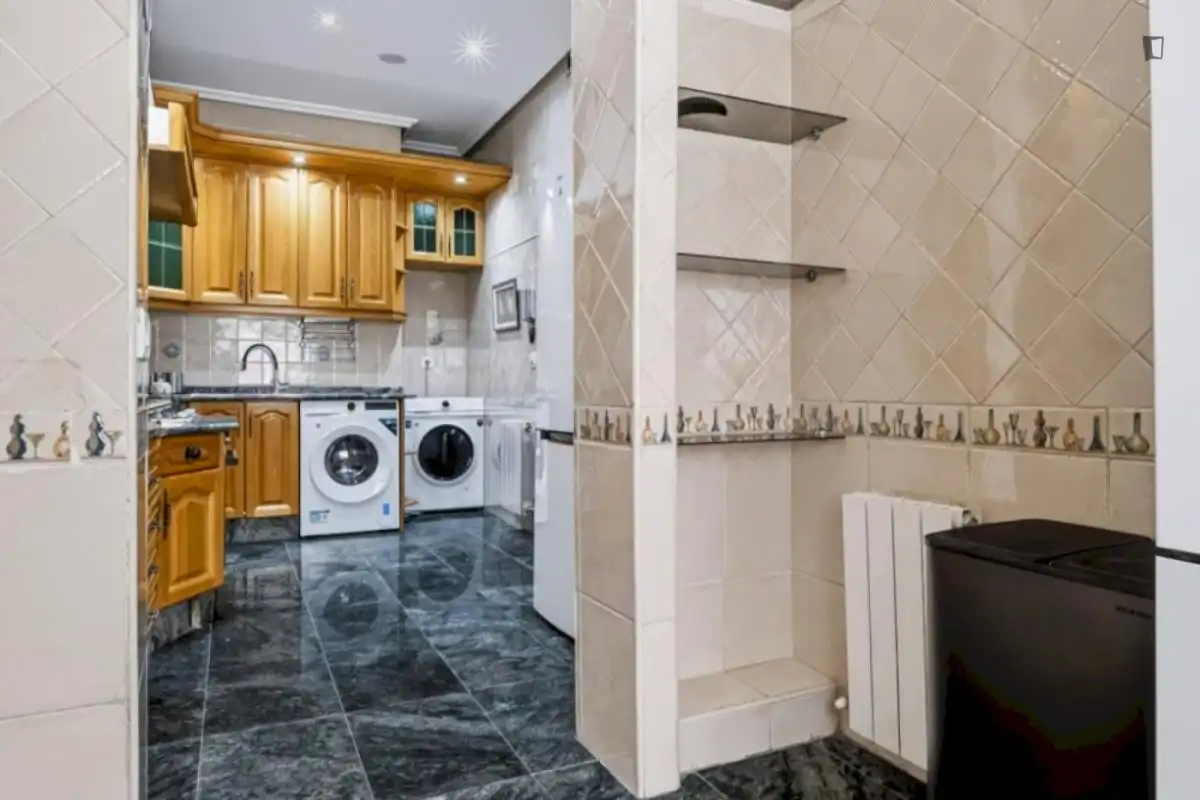 Cuina de Casa o xalet per a compartir en Madrid amb Calefacció, Moblat i Forn