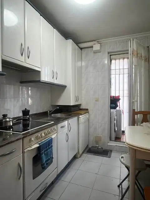 Cuina de Pis en venda en Santa Cruz de Bezana amb Calefacció, Moblat i Forn