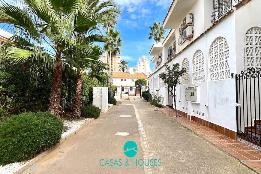 Vista exterior de Dúplex en venda en La Manga del Mar Menor amb Aire condicionat, Terrassa i Moblat