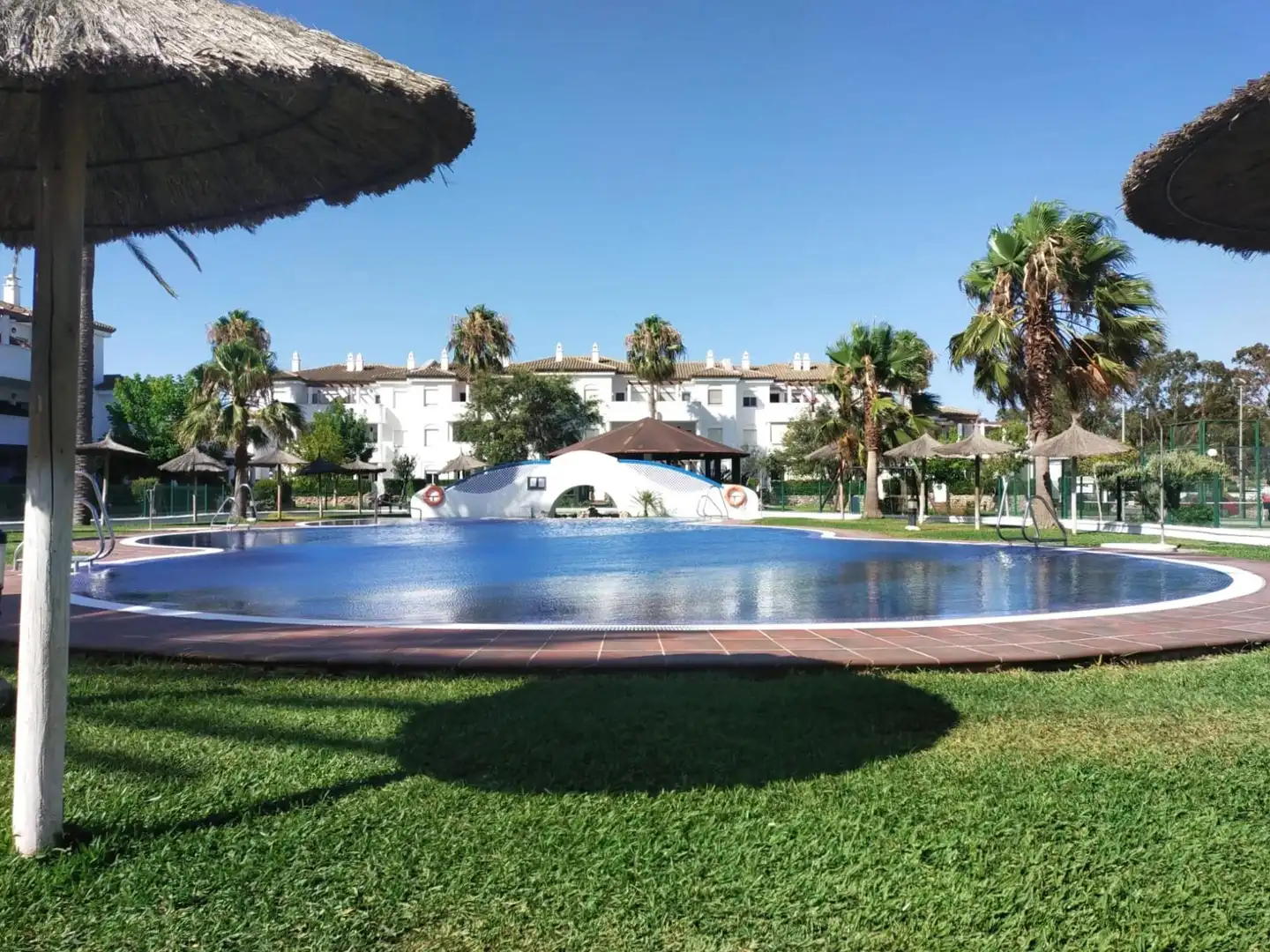 Piscina de Apartamento en venta en Chiclana de la Frontera con Jardín privado, Terraza y Amueblado