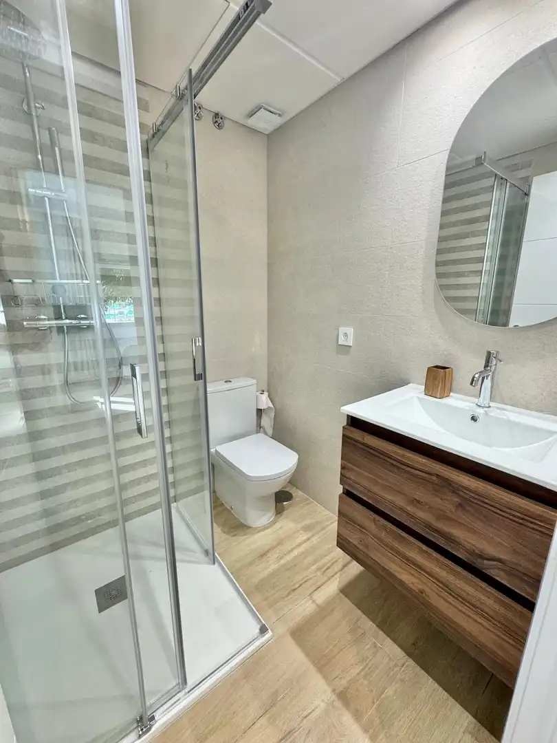 Badezimmer von Erdgeschoss zur Miete in Estepona mit Klimaanlage, Terrasse und Schwimmbad