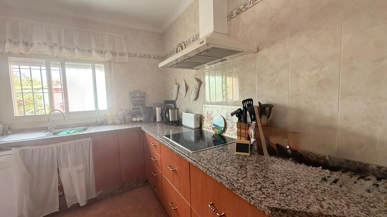 Küche von Haus oder Chalet zum Verkauf in El Puerto de Santa María mit Klimaanlage, Privatgarten und Abstellraum