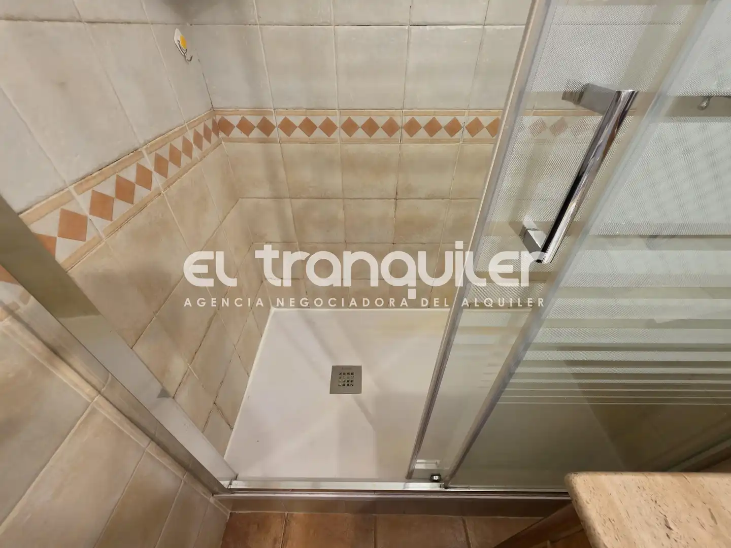 Bathroom of Flat for rent in Madrid  with Air Conditioner, Terrace and Furnished