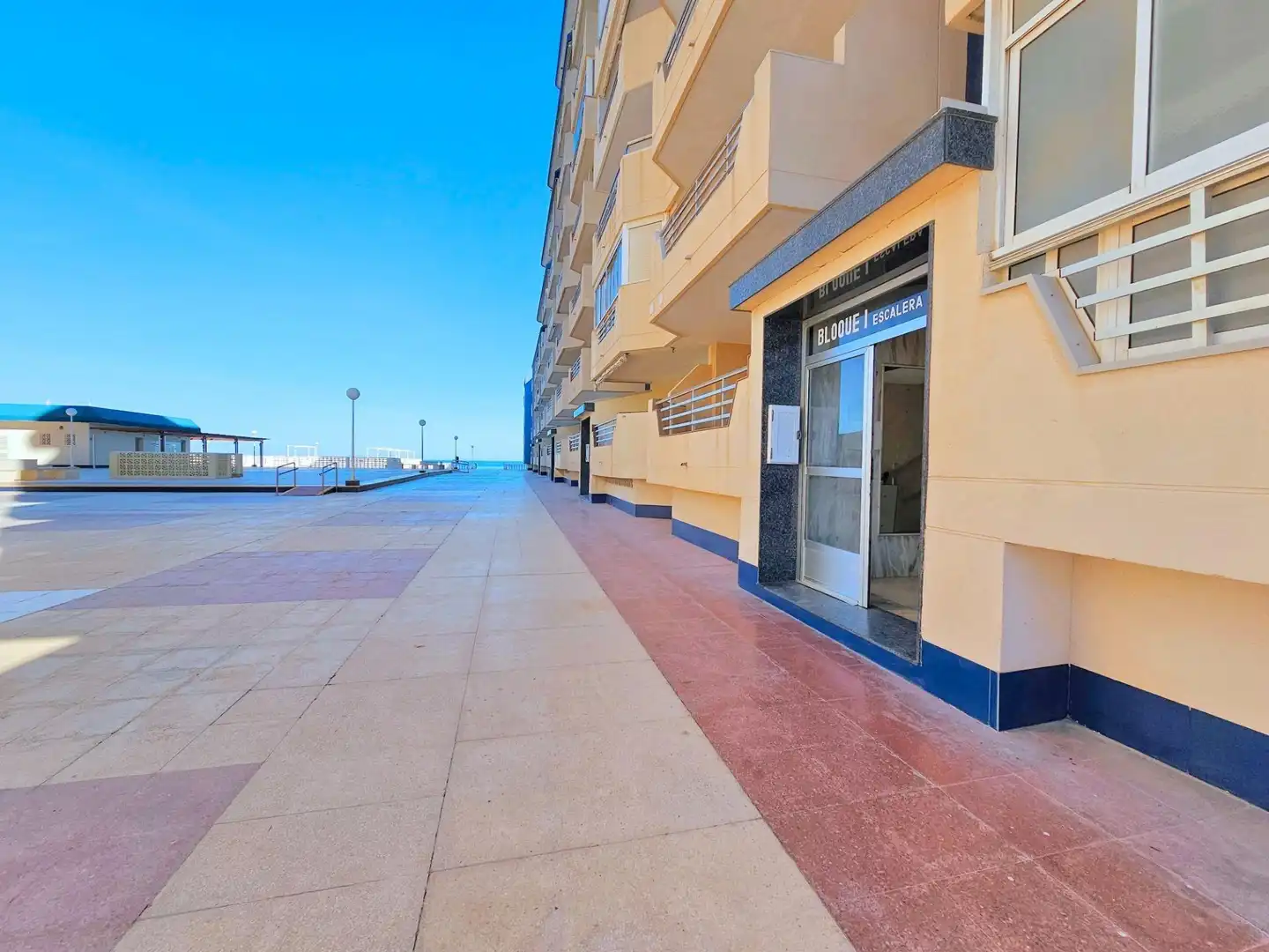 Vista exterior de Piso en venta en La Manga del Mar Menor con Terraza y Piscina comunitaria