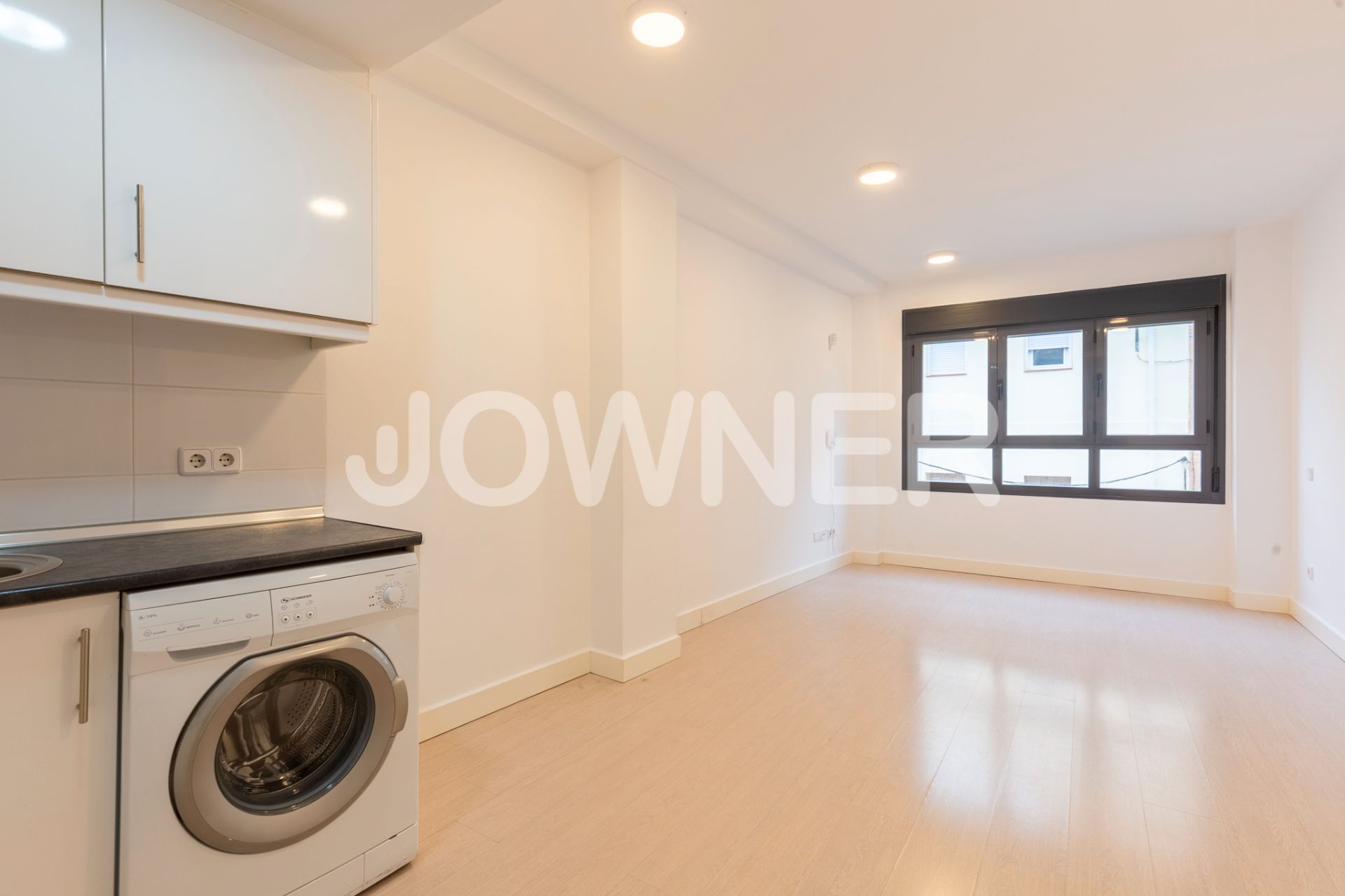 Study to rent in Calle del Aligustre, Valdeacederas