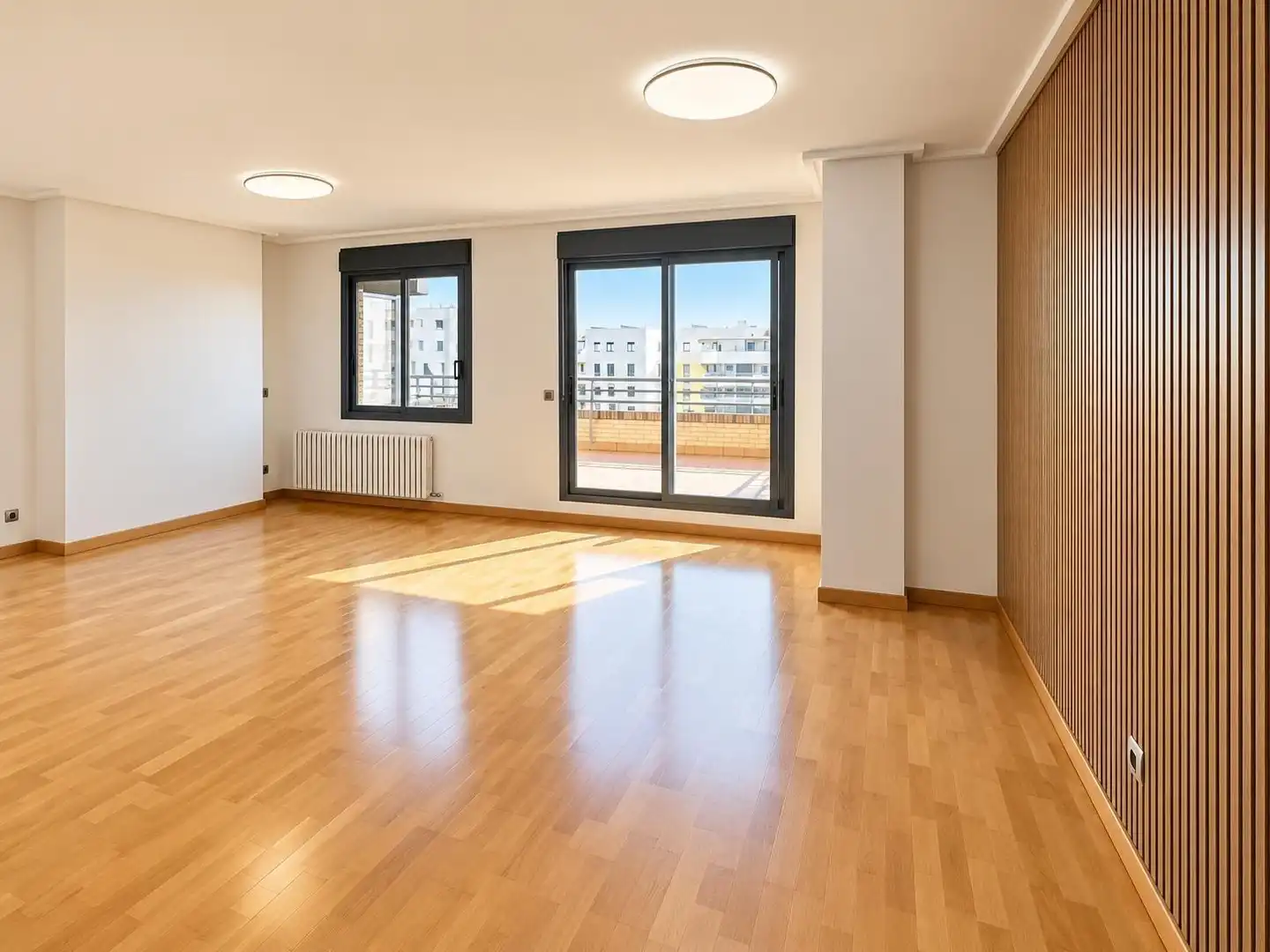 Sala d'estar de Àtic de lloguer en Zaragoza amb Calefacció, Jardí privat i Traster