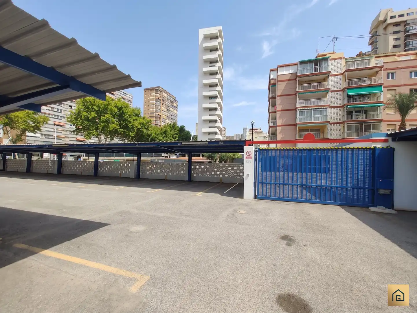 Parking de Piso en venta en Benidorm con Terraza, Amueblado y Alarma