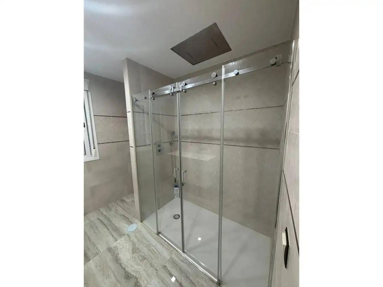 Baño de Casa adosada en venta en Dos Hermanas con Aire acondicionado, Calefacción y Jardín privado