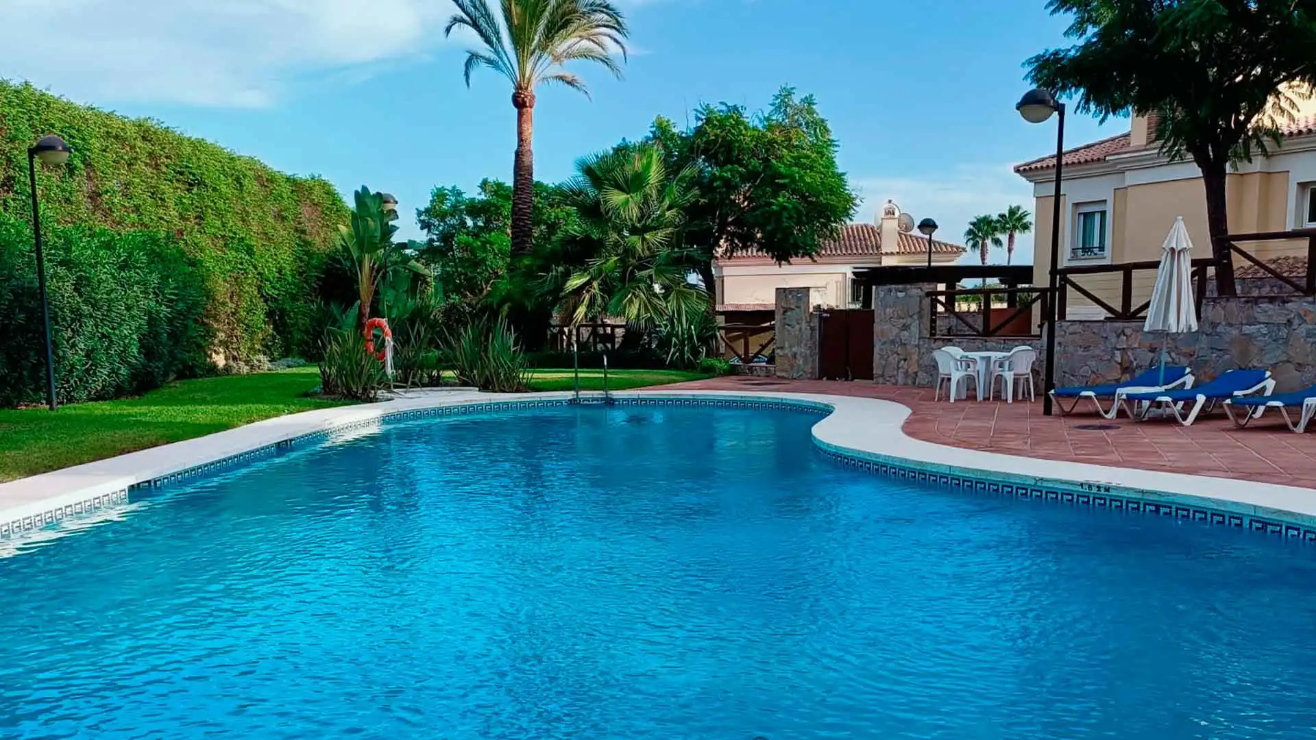 Piscina de Casa adosada de alquiler en Marbella con Aire acondicionado, Jardín privado y Terraza