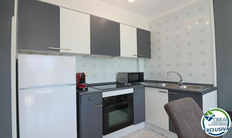 Cuina de Apartament en venda en Empuriabrava amb Calefacció, Jardí privat i Piscina comunitària