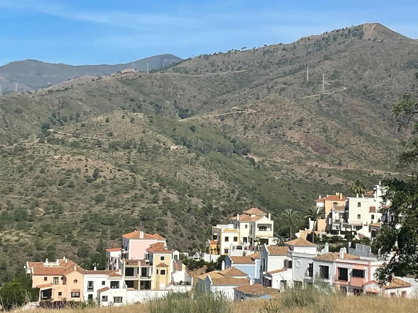 Vista exterior de Casa adosada en venta en Benahavís con Aire acondicionado, Jardín privado y Terraza