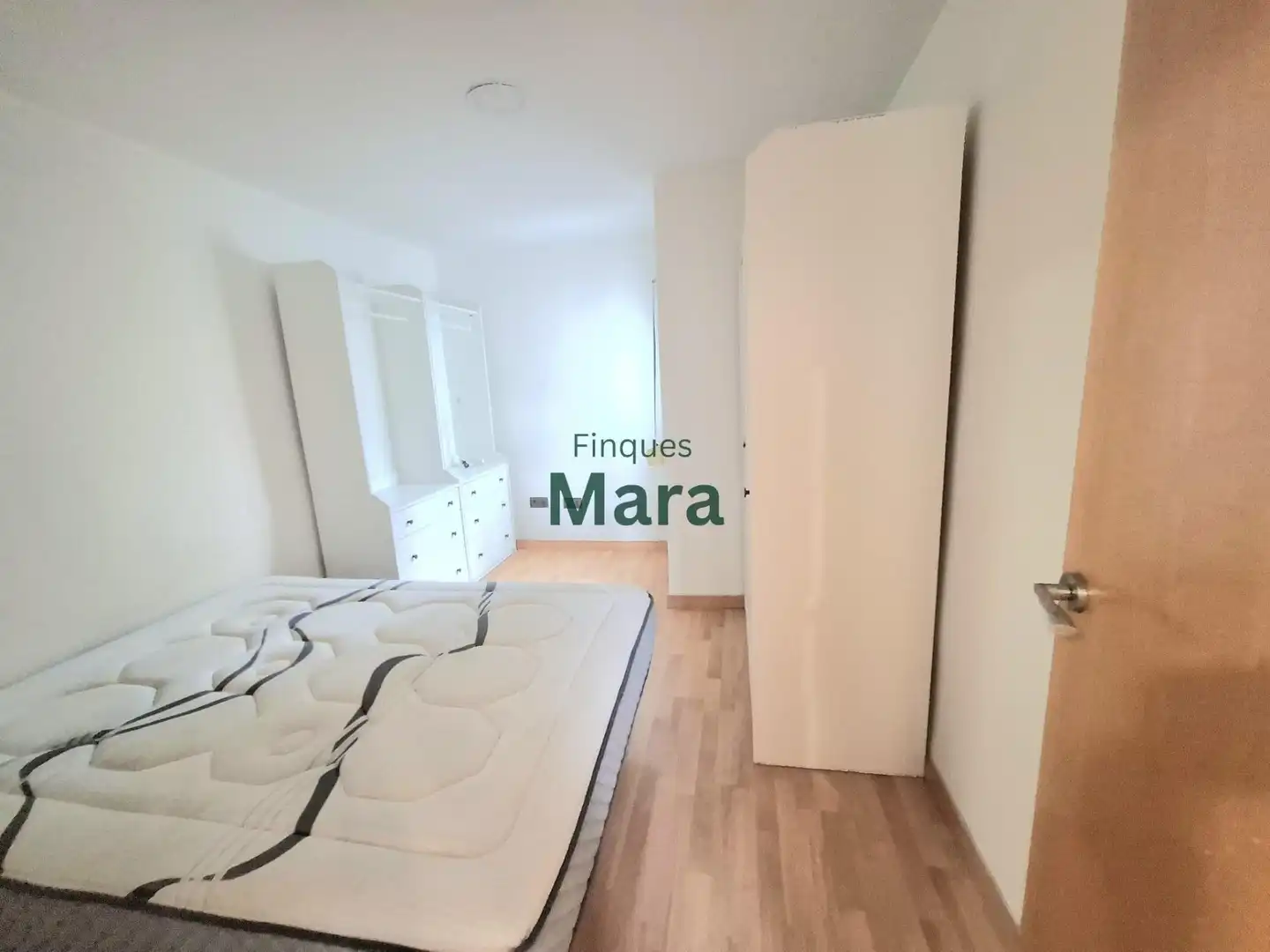 Dormitori de Àtic en venda en Sant Boi de Llobregat amb Parquet i Balcó