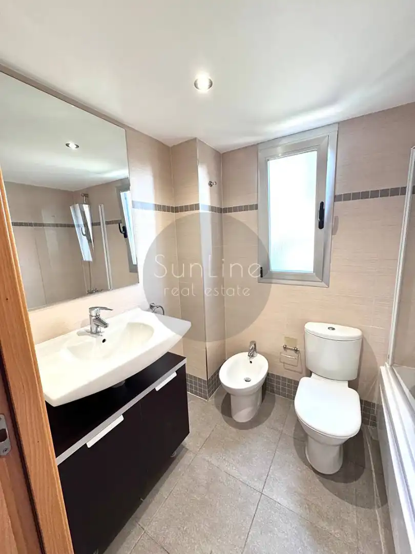 Baño de Piso de alquiler en Valencia con Aire acondicionado, Terraza y Piscina comunitaria