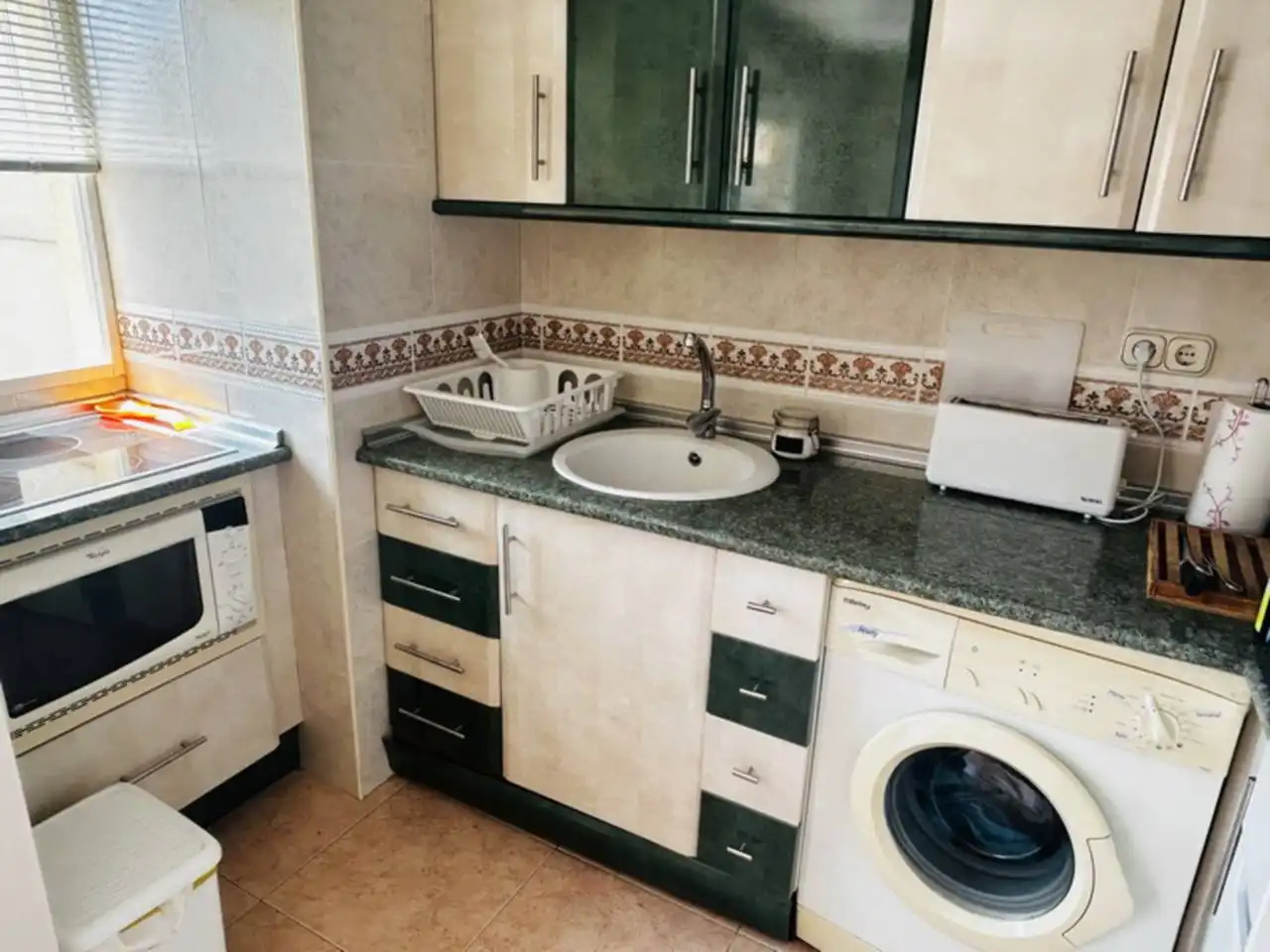 Cuina de Apartament de lloguer en Almuñécar amb Terrassa i Piscina comunitària