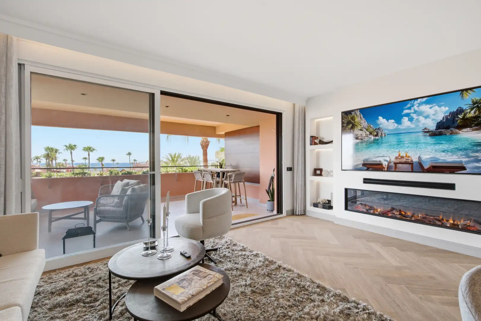 Sala de estar de Ático en venta en Estepona con Terraza, Piscina y Piscina comunitaria