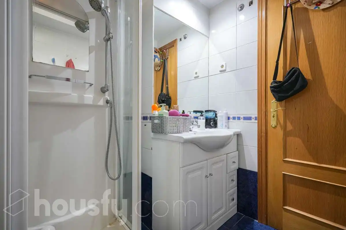 Bathroom of Flat for sale in Madrid  with Air Conditioner, Heating and Terrace