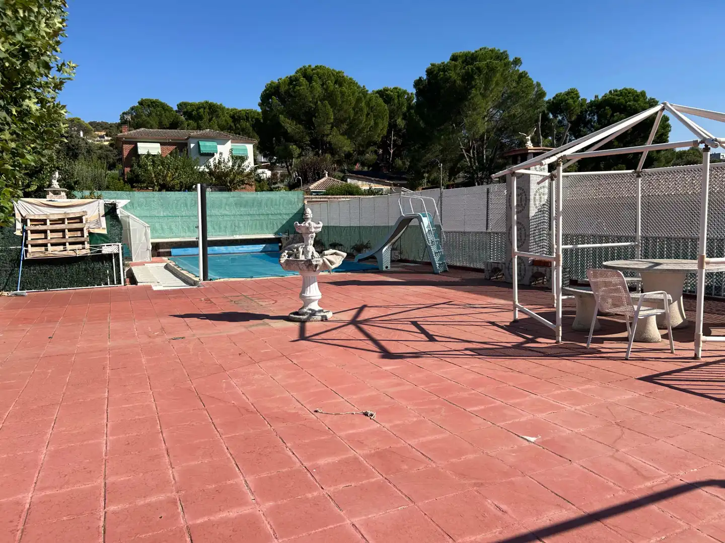 Schwimmbecken von Einfamilien-Reihenhaus zum Verkauf in Santa Cruz del Retamar mit Klimaanlage, Heizung und Privatgarten