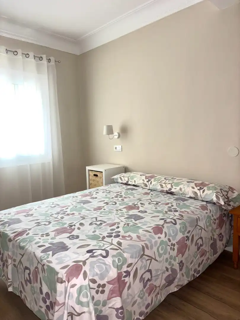 Habitación de Apartamento de alquiler en Plasencia con Aire acondicionado, Parquet y Amueblado