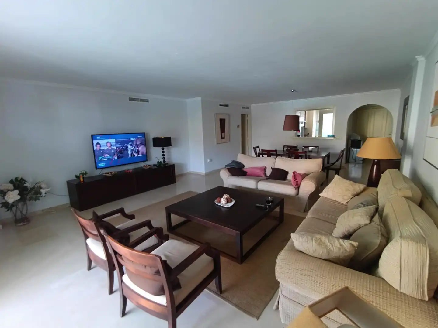 Sala d'estar de Apartament en venda en Sotogrande amb Aire condicionat, Terrassa i Piscina