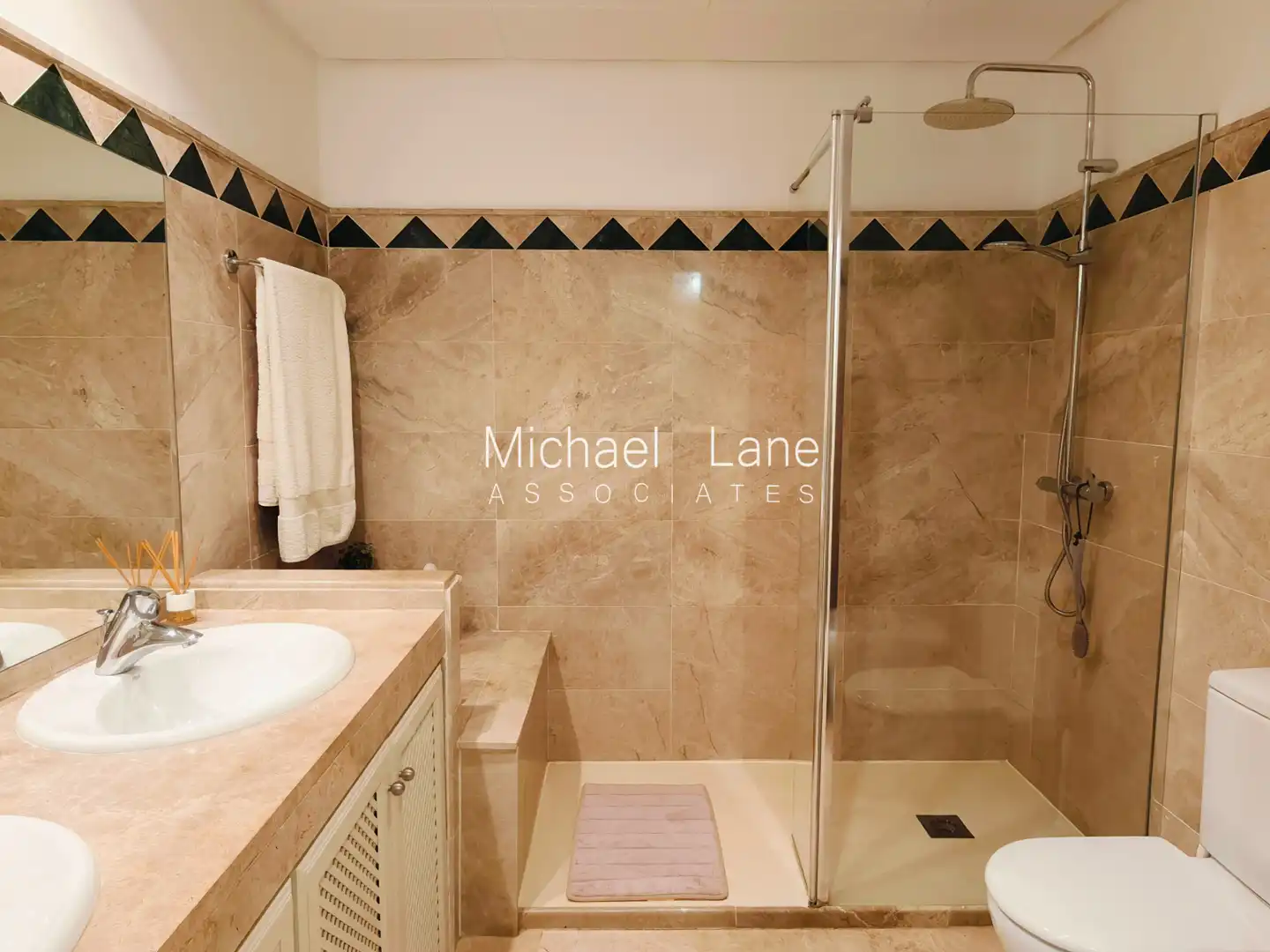 Badezimmer von Erdgeschoss zum Verkauf in Sotogrande mit Klimaanlage, Privatgarten und Terrasse