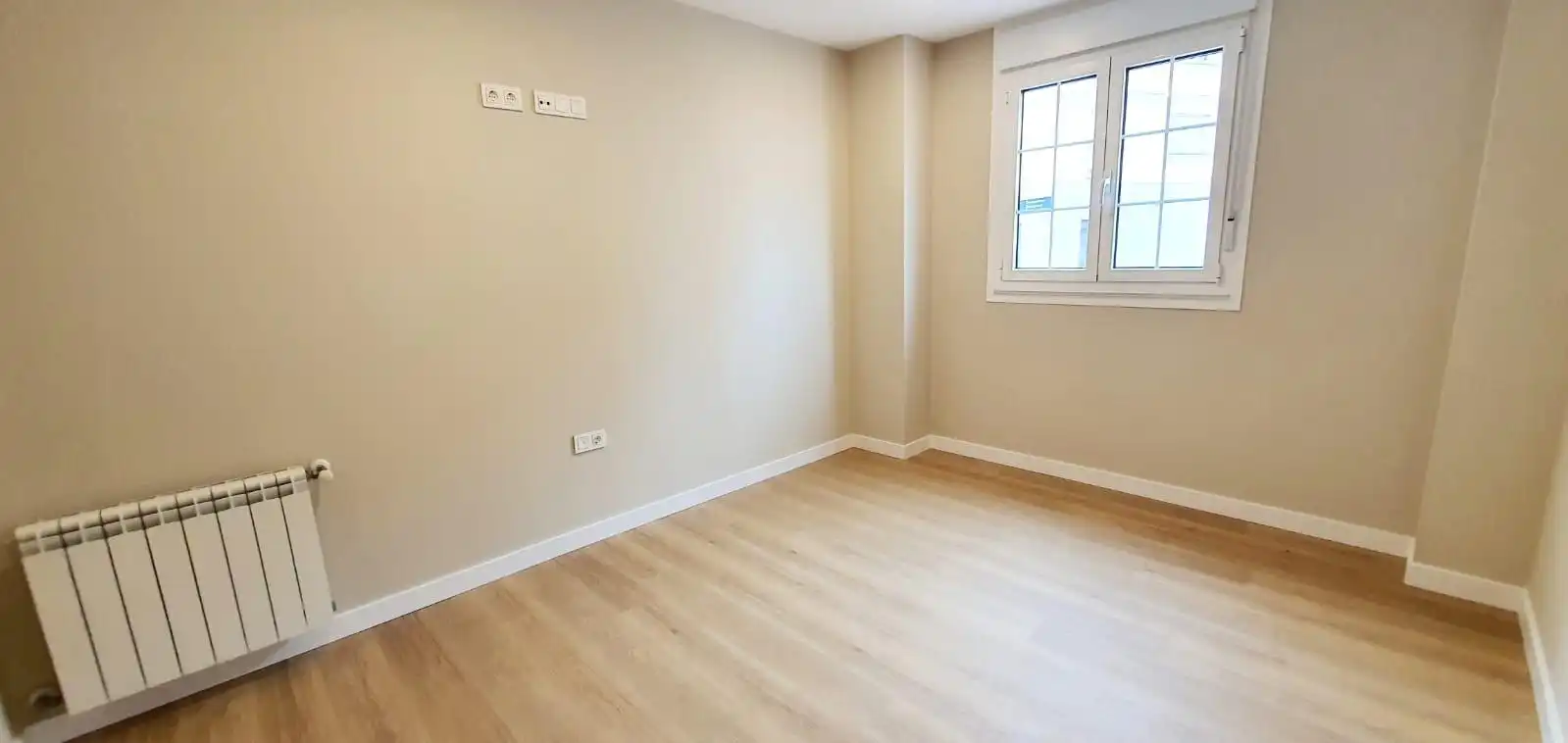 Schlafzimmer von Erdgeschoss zum Verkauf in Tapia de Casariego mit Heizung