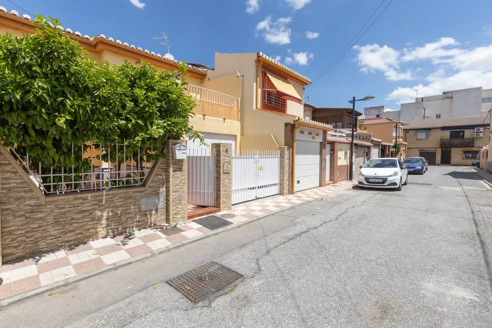 Casa adosada en venta en Avda. De los Ogíjares