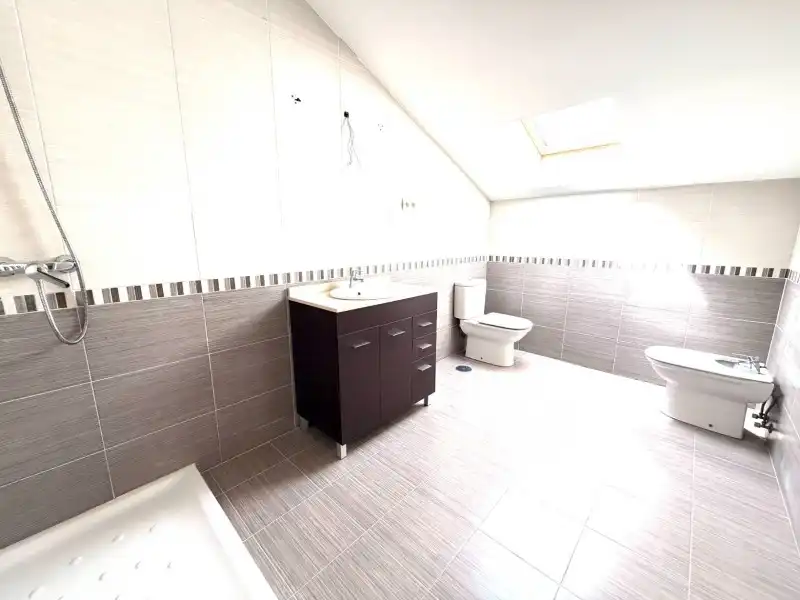 Baño de Ático en venta en Villacastín con Calefacción, Jardín privado y Terraza