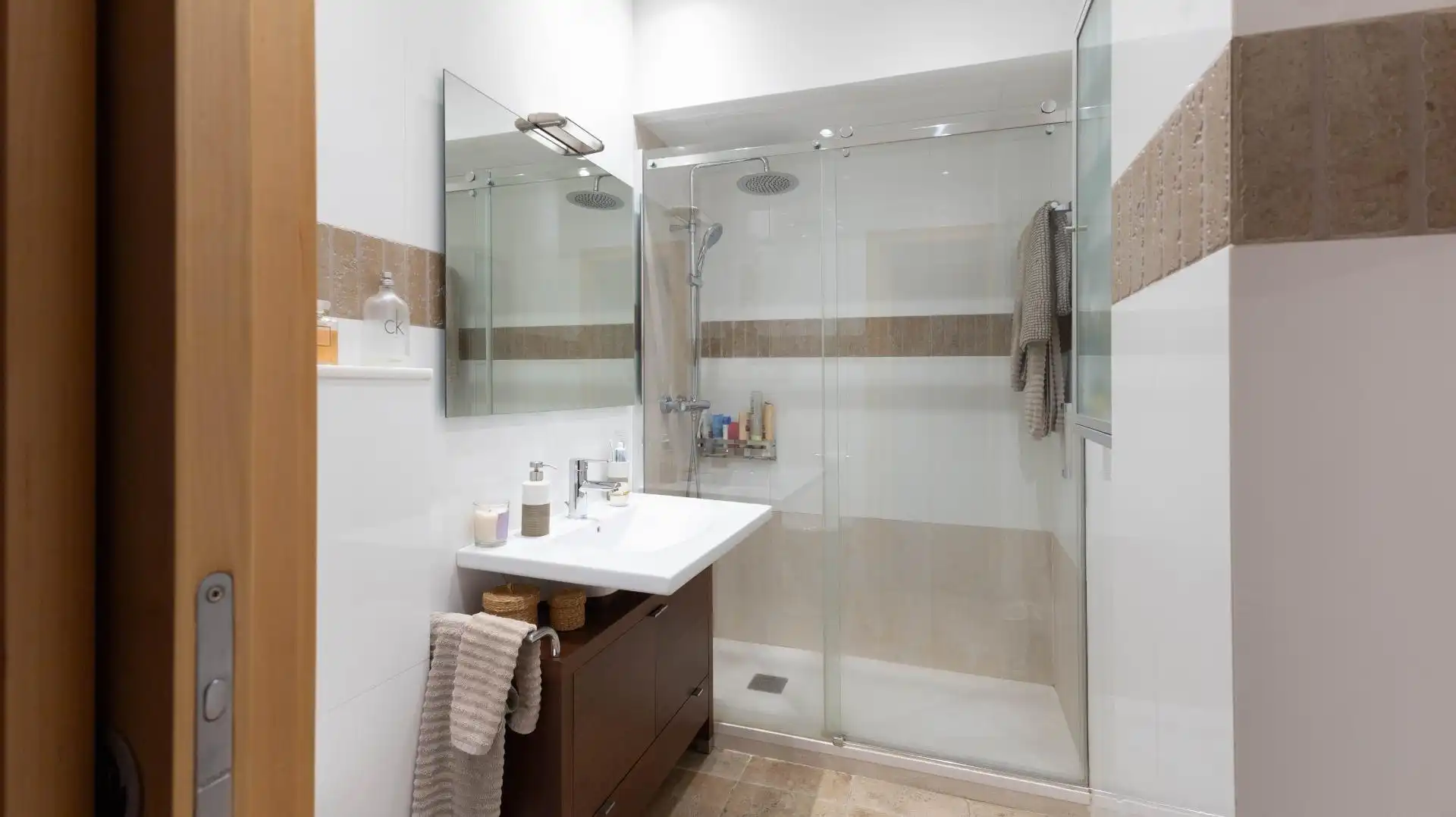 Bathroom of Attic for sale in Barcelona  with Air Conditioner, Parquet flooring and Terrace
