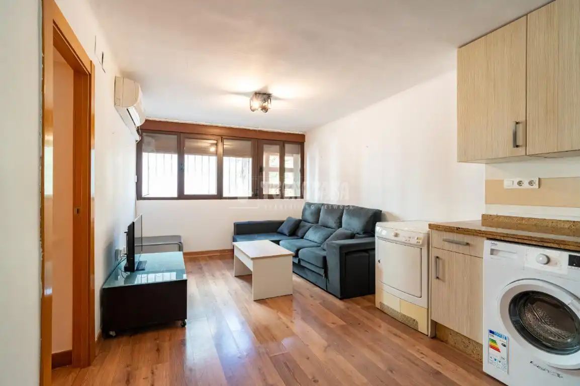 Living room of Flat for sale in  Granada Capital  with Air Conditioner