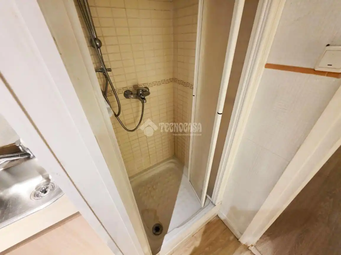 Badezimmer von Wohnung zum Verkauf in Barcelona mit Parkett