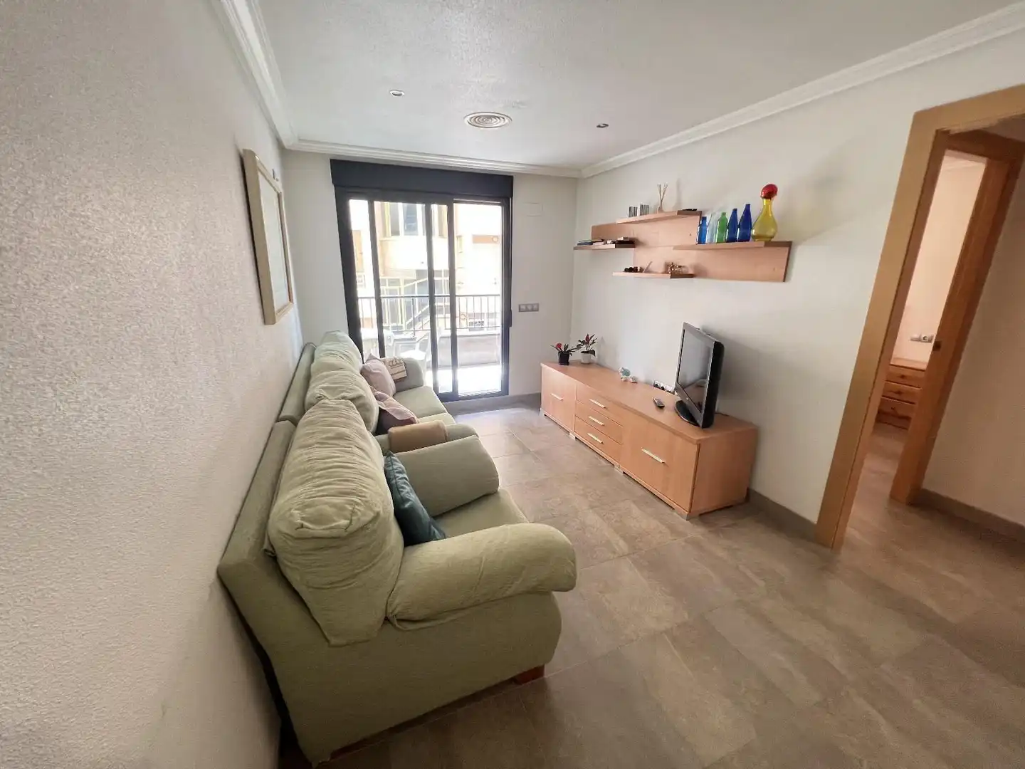 Sala d'estar de Apartament en venda en Torrevieja amb Aire condicionat, Terrassa i Moblat