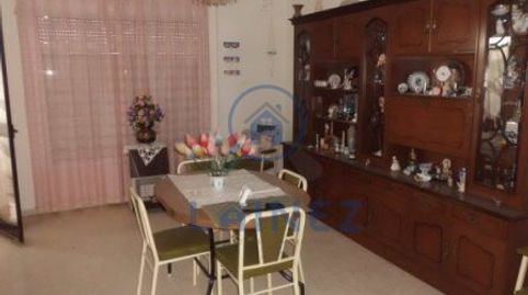 Piso situado en un 1º y esta compuesto por: 4 dormitorios, 2 baños, cocina equipada, 1 salón comedor, 2 aires acondicionados uno e, imatge 3
