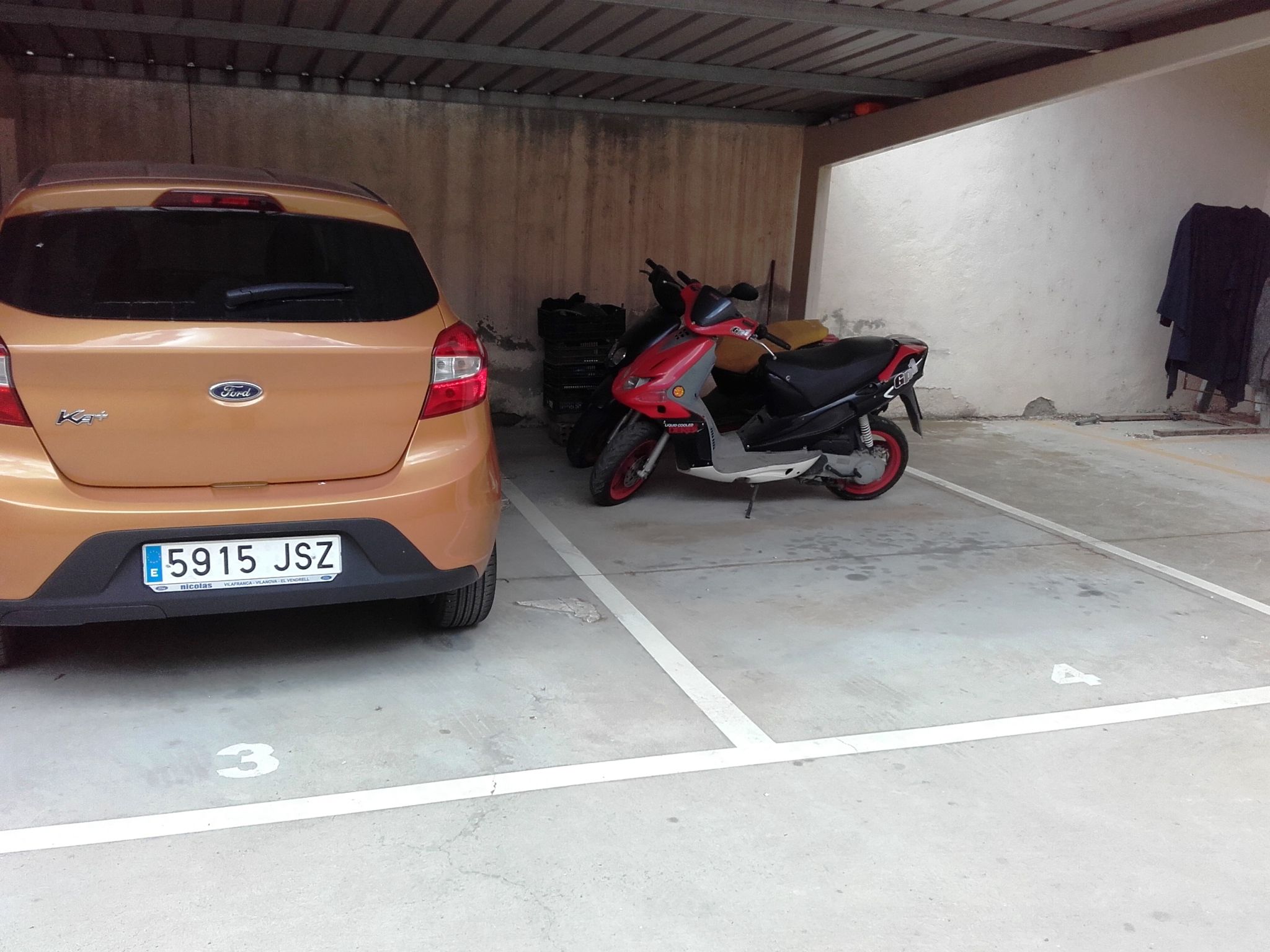 Garaje de alquiler en Carrer de l'Empordà, 6