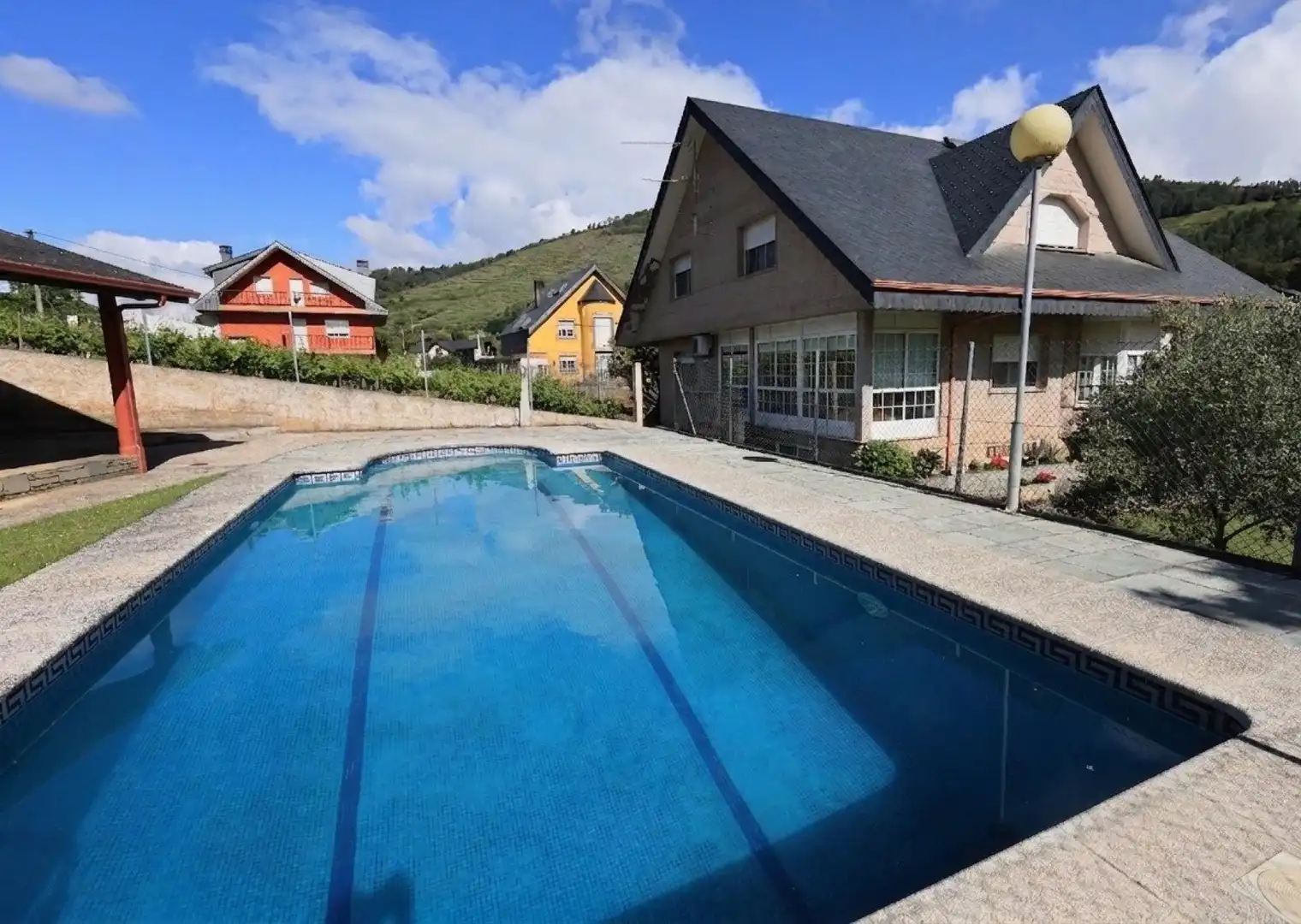 Piscina de Casa o chalet en venta en O Barco de Valdeorras   con Calefacción, Terraza y Piscina