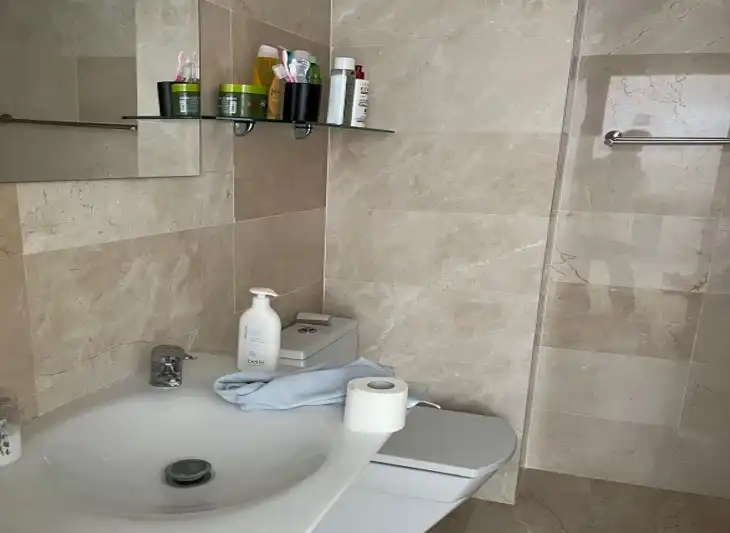 Badezimmer von Einfamilien-Reihenhaus zum Verkauf in Santa Eulària des Riu mit Klimaanlage, Terrasse und Möbliert