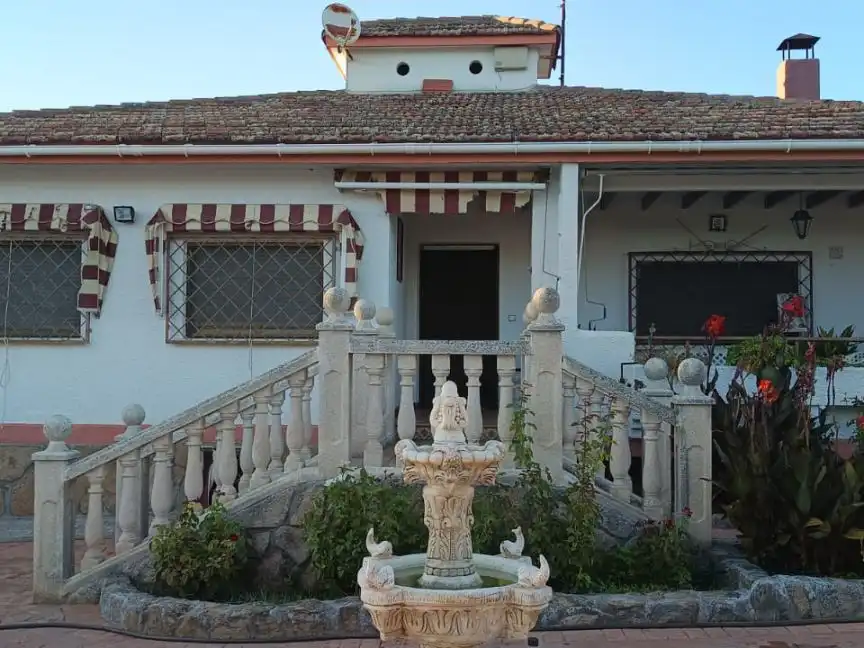 Vista exterior de Casa o xalet en venda en Cardiel de los Montes amb Aire condicionat, Terrassa i Piscina