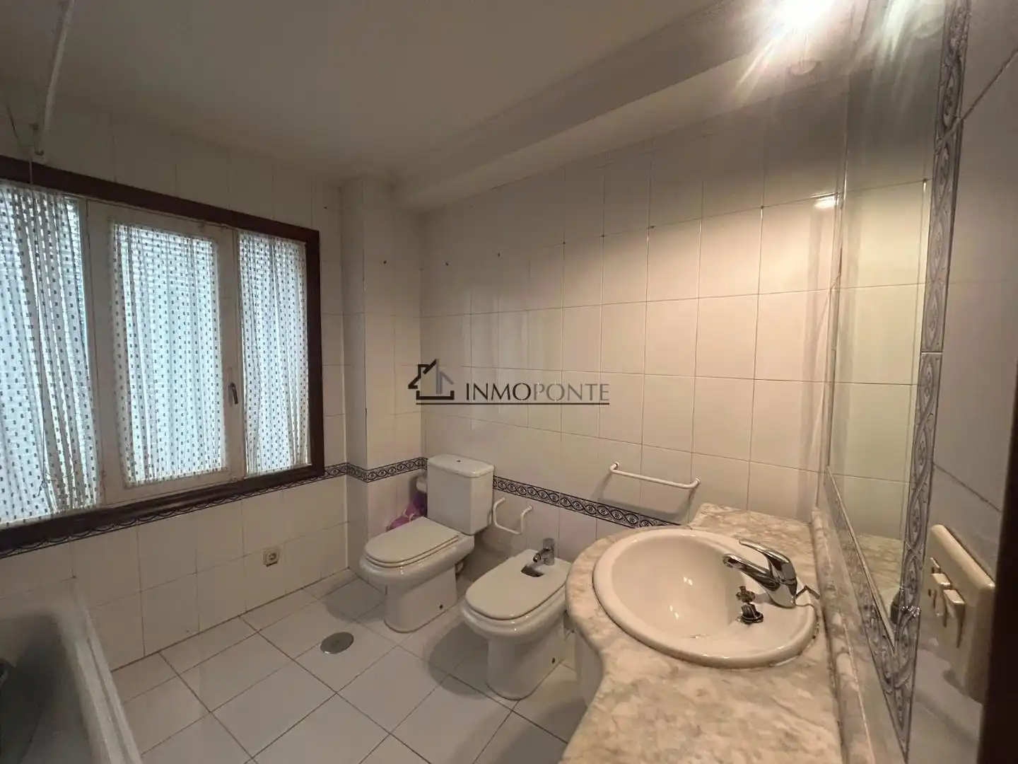 Bathroom of Flat for sale in Pontevedra Capital 