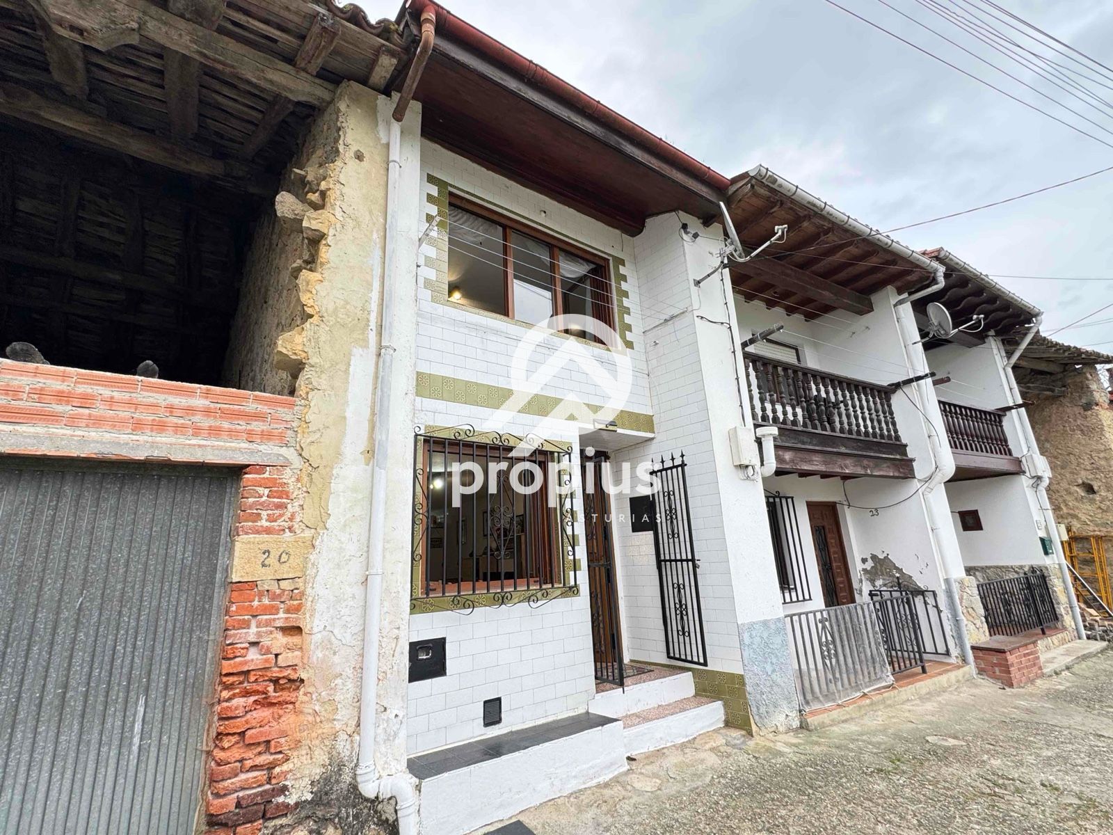 Vista exterior de Casa adosada en venda en Llanes amb Calefacció i Moblat