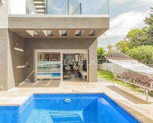 Vista exterior de Casa o xalet de lloguer en Castelldefels amb Aire condicionat, Calefacció i Jardí privat