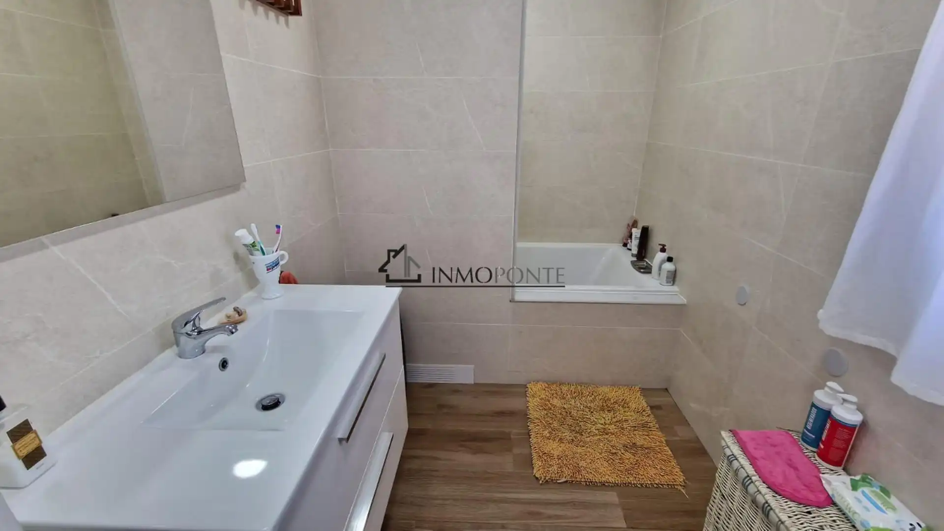 Bany de Casa o xalet en venda en Pontevedra Capital  amb Jardí privat