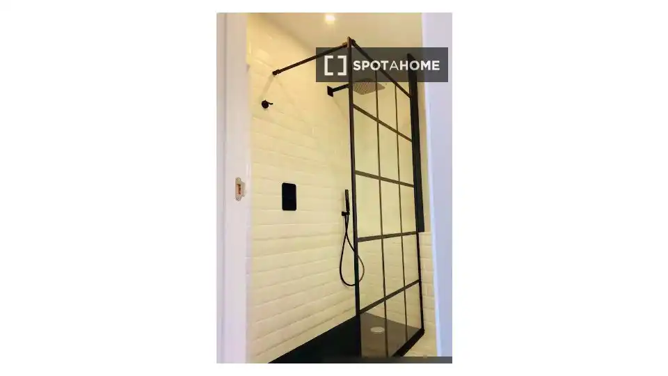 Bathroom of Flat for rent in Valencia  with Air Conditioner, Heating and Furnished