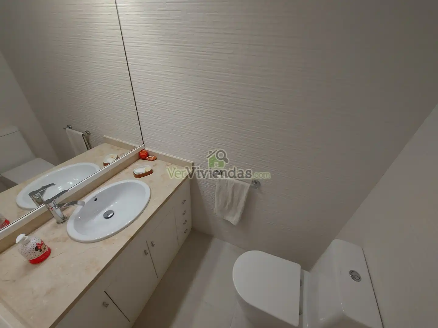 Baño de Casa adosada en venta en Martorell con Aire acondicionado, Calefacción y Jardín privado
