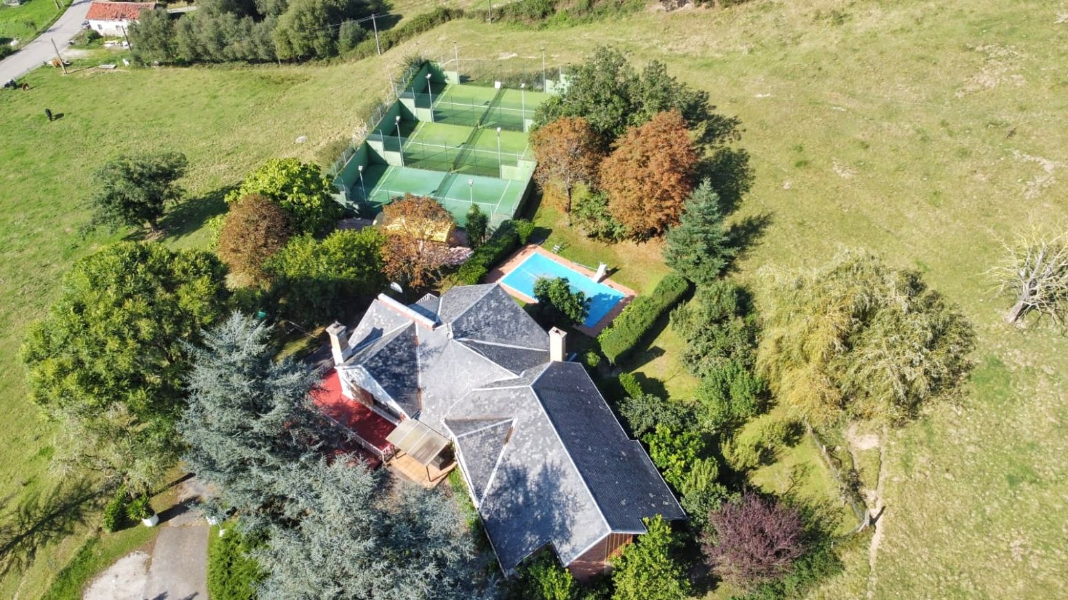 Jardí de Casa o xalet en venda en Torrelavega  amb Calefacció, Parquet i Terrassa