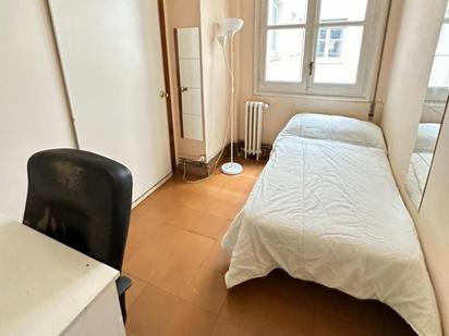 Bedroom of Apartment to share in  Zaragoza Capital  with Oven, Washing machine and Internet