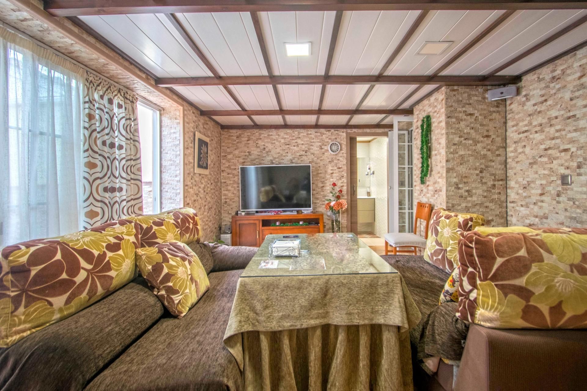 Sala d'estar de Casa adosada en venda en  Sevilla Capital amb Aire condicionat, Traster i Piscina comunitària