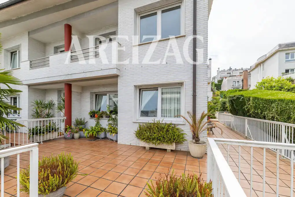 Vista exterior de Casa o xalet en venda en Donostia - San Sebastián  amb Calefacció, Jardí privat i Terrassa