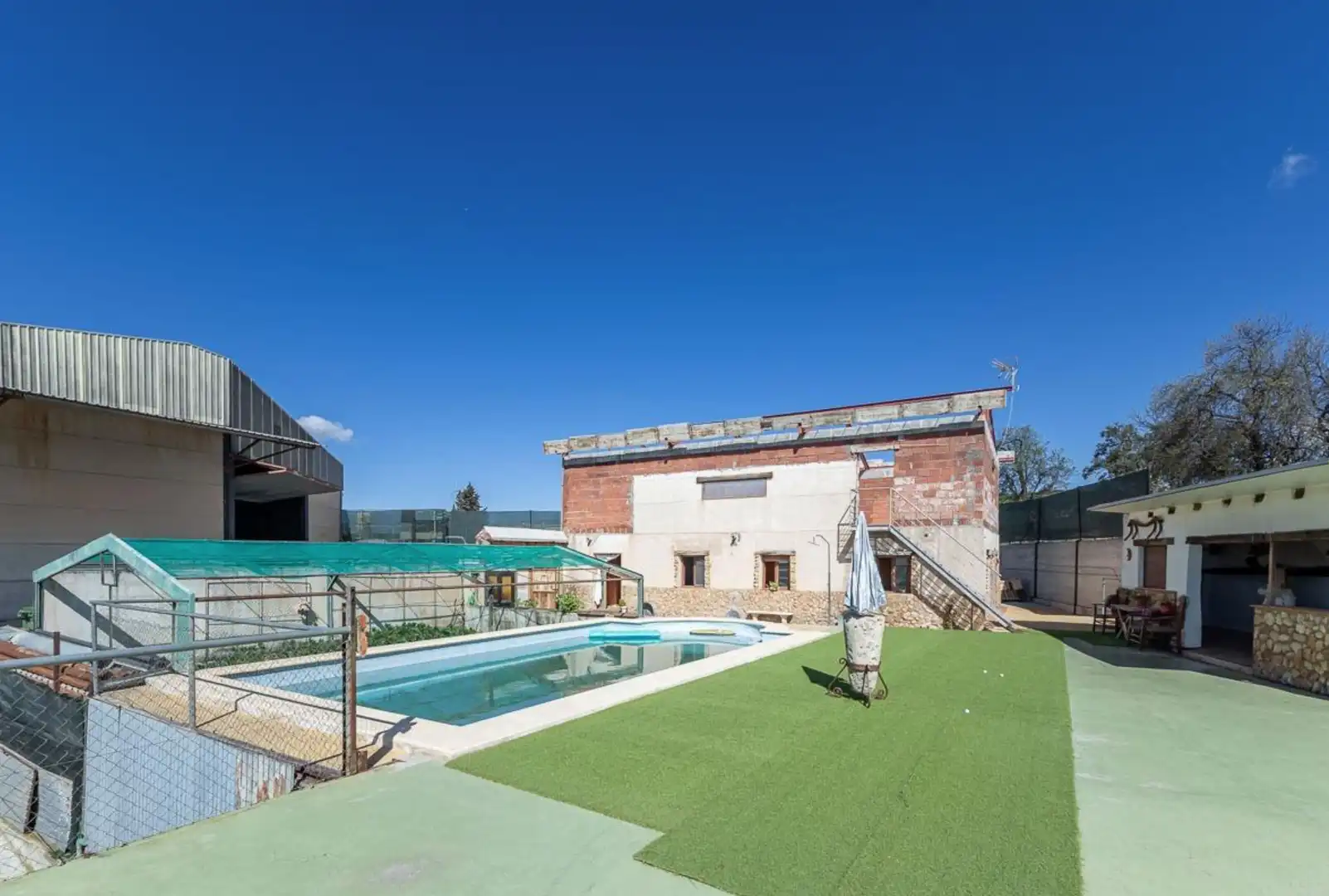 Piscina de Nau industrial en venda en Alcalá la Real amb Alarma